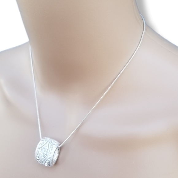 TRIFARI VINTAGE CHROME SILVER SNAKE CHAIN & CRYSTAL PENDANT NECKLACE - Picture 2 of 8